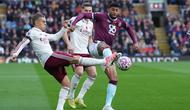 Pemain Arsenal, Leandro Trossard (kiri), berebut bola dengan pemain Burnley, Josh Laurent, dalam pertandingan Liga Inggris di Turf Moor, Inggris, Sabtu, 1 November 2025. (AP Photo/Jon Super)