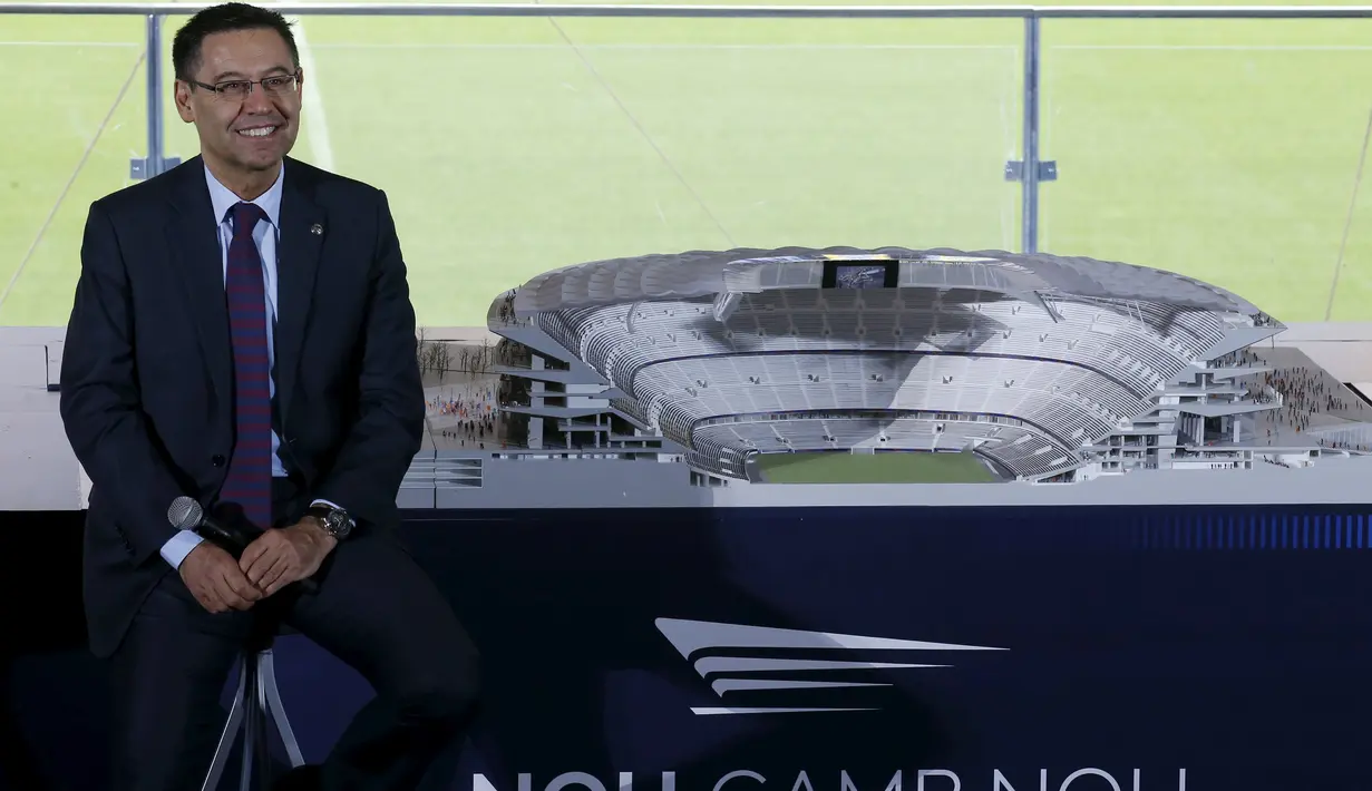 Presiden Barcelona, Josep Maria Bartomeu foto di depan maket Stadion Camp Nou , Barcelona, Spanyol (21/4). Barcelona membutuhkan biaya sebesar €600 juta dengan kapasitas stadion akan dinaikkan menjadi sebesar 105 ribu penonton. (REUTERS/Albert Gea)