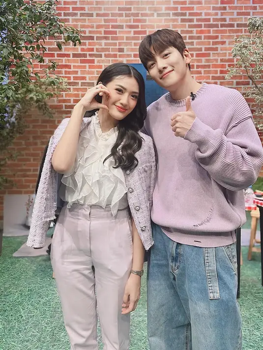 <p>Anissa Aziza membagikan momen pertemuannya dengan Ji Chang Woo di acara FYP. Menariknya, keduanya memakai busana serasi. (Foto: Instagram/ anissaaziza)</p>