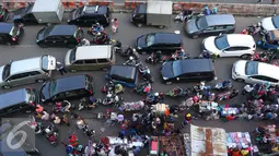 Sejumlah kendaraan terjebak kemacetan panjang di Tanah Abang Jakarta, Sabtu (25/6). Kemacetan tersebut terjadi akibat banyaknya masyarakat yang ingin berbelanja di pasar Tanah Abang untuk memenuhi kebutuhan Idul Fitri. (Liputan6.com/Angga Yuniar)