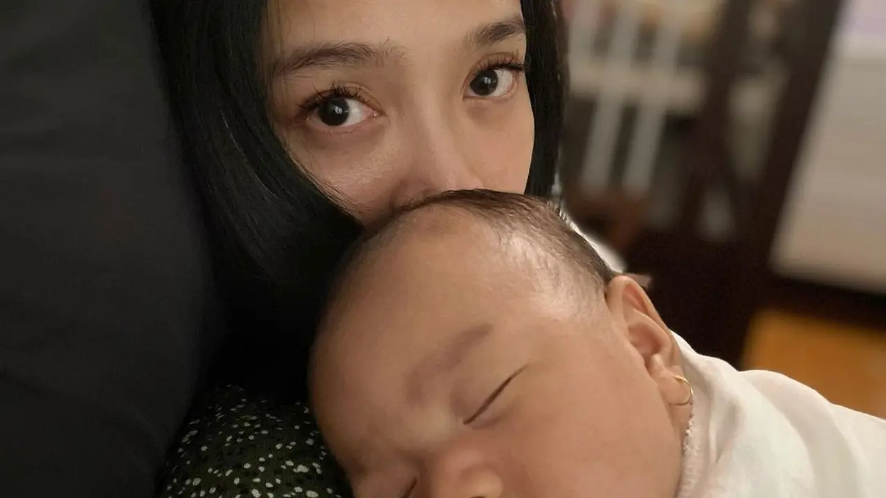 Dea Ananda bersama bayinya (Instagram/dea_ananda)