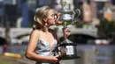 Petenis asal AS Sofia Kenin mencium trofi Australia Terbuka 2020 selama pemotretan di Sungai Yarra, Melbourne, Australia, Minggu, (2/2/2020). Petenis 21 tahun ini tampil cantik mengenakan gaun seksi dengan belahan dada terbuka saat sesi pemotretan tersebut. (AP Photo/Dita Alangkara)