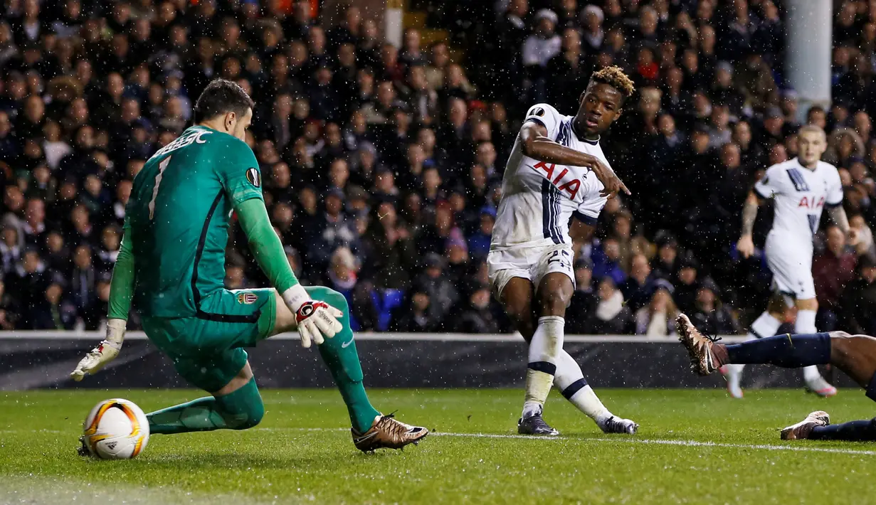 Pemain Spurs, Joshua Onomah, saat mencoba mencetak gol ke gawang AS Monaco dalam laga Grup J Liga Europa yang berlangsung di Stadion White Hart Lane, London, Inggris, Kamis (10/12/2015). (Action Images via Reuters/Paul Childs)