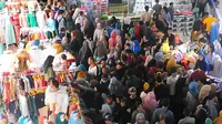 Suasana di pasar Tanah Abang, Jakarta, Minggu (26/5/2019). Jelang lebaran masyarakat mulai memadati pusat perbelanjaan untuk membeli kebutuhan saat Hari Raya Idul Fitri. (Liputan6.com/Angga Yuniar)