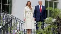 Presiden AS Donald Trump dan ibu negara Melania Trump menuruni tangga untuk menyaksikan White House Egg Roll di&nbsp;halaman selatan&nbsp;Gedung Putih di Washington, DC., dalam rangka perayaan Paskah, 21 April 2025. (Anna Moneymaker/Getty Images/AFP)