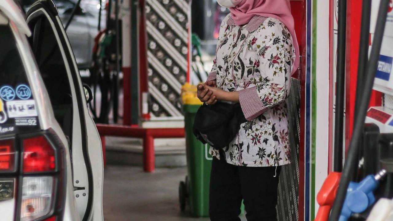 Para petugas tersebut juga memberikan pelayanan yang ramah kepada konsumen yang membeli bahan bakar minyak (BBM).