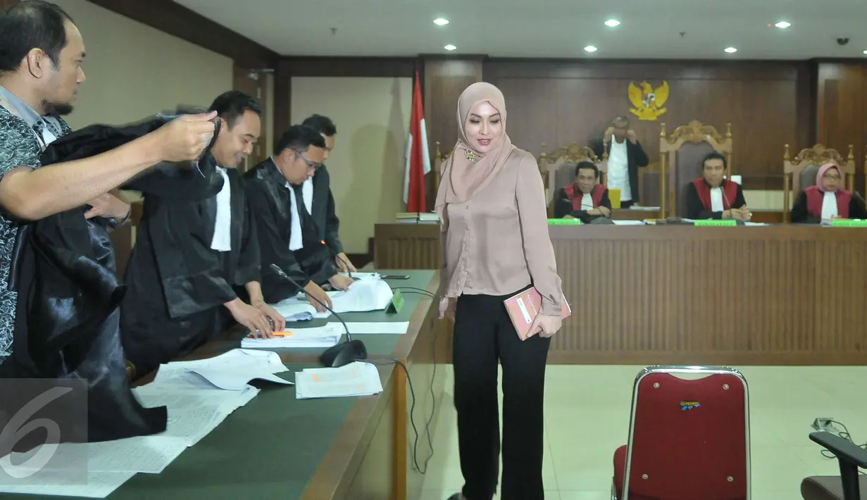 Mantan anggota DPR, Angelina Sondakh menjadi saksi dalam sidang lanjutan kasus korupsi Hambalang di Pengadilan Tipikor Jakarta, Senin (15/5). Angie bersaksi untuk terdakwa Andi Zulkarnaen Mallarangeng alias Choel Mallarangeng. (Liputan6.com/Helmi Afandi)