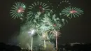 Kembang api menerangi Menara Eiffel pada perayaan Hari Bastille di Paris, Prancis, Rabu (14/7/2021). Acara Hari Bastille tahun lalu dikurangi karena ketakutan akan virus corona COVID-19. (AP Photo/Lewis Joly)