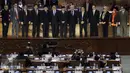 Ketua DPR Ade Komarudin (kedua kiri) didampingi Wakil Ketua DPR Taufik Kurniawan, Fadli Zon dan Agus Hermanto menerima salinan pandangan fraksi saat Rapat Paripurna ke-33 Masa Persidangan V tahun 2015-2016 di Jakarta, (20/7). (Liputan6.com/Johan Tallo)