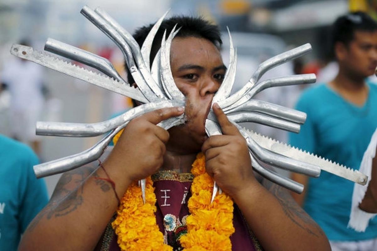 Festival debus ala Thailand ini bikin merinding