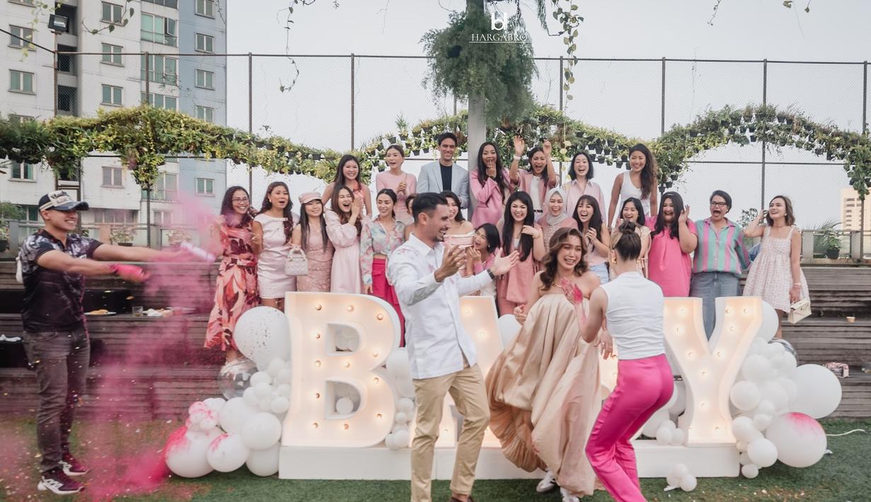 "Lahir dari 5 bersaudara, 4 kakak laki-laki dan aku satu yang perempuan. Tidak pernah merasakan memiliki saudara perempuan sebelumnya," ucapnya. (Foto: Instagram/ inijedar)