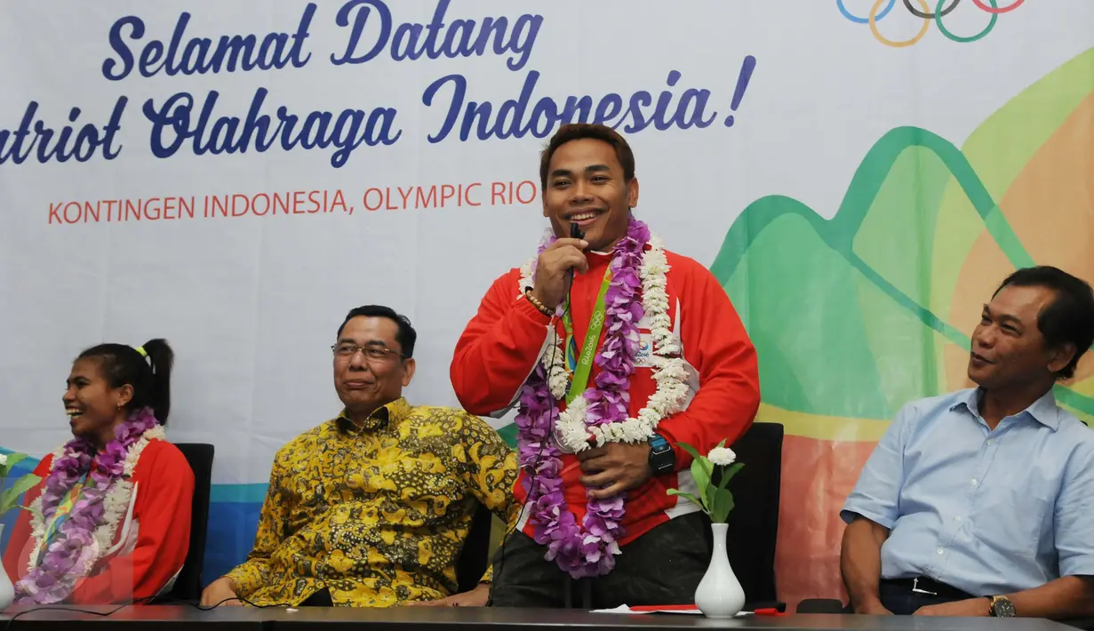 Peraih medali perak angkat besi Eko Yuli Irawan memberikan sambutan usai tiba dari Olimpiade Rio 2016 Brazil di Terminal 2 di Bandara Soetta, Banken Minggu (14/08). (Liputan6.com/Helmi Afandi)