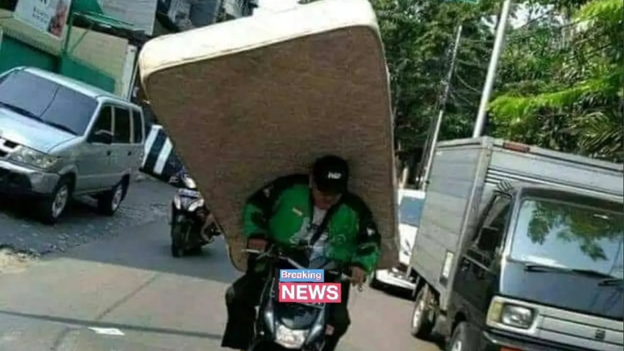 Ojol Bawa Barang Melebihi Kapasitas