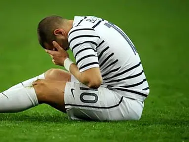 Reaksi dari striker Timnas Prancis Karim Benzema dalam pertandingan kualifikasi Euro 2012 melawan Kroasia di Stade de France, 29 Maret 2011. AFP PHOTO/FRANCK FIFE