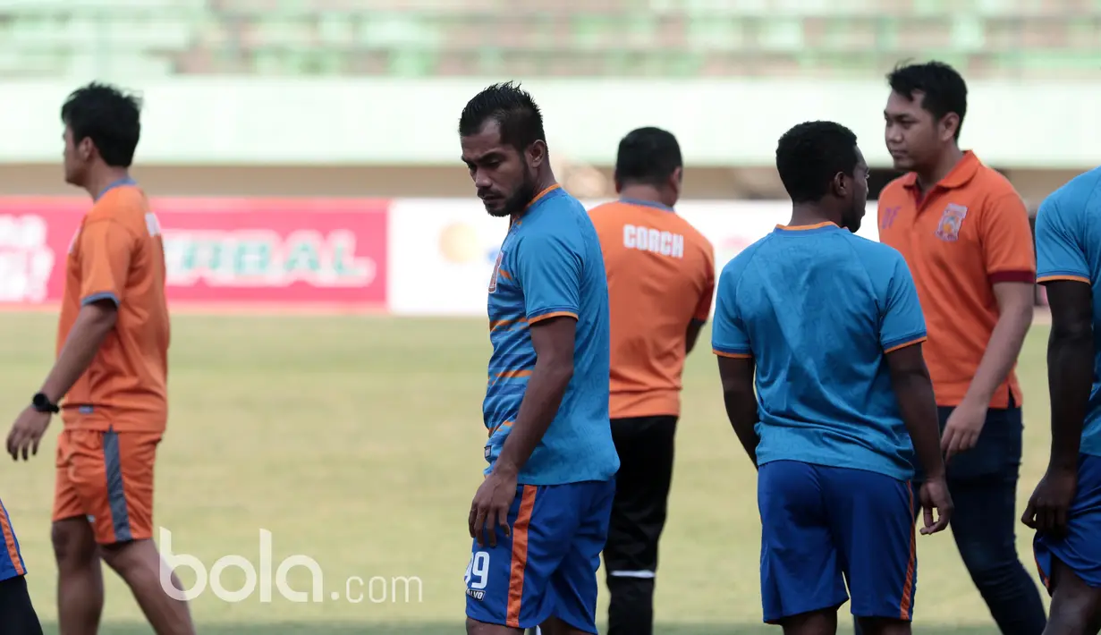 Pemain Borneo FC, Zulvin Zamrun saat melakukan sesi latihan,Zulvin menjadi salah satu andalan tim Pesut Etam pada laga delapan besar Piala Presiden 2017 di Stadion Manahan, Solo, Jumat (24/2/2017). (Bola.com/Nicklas Hanoatubun)