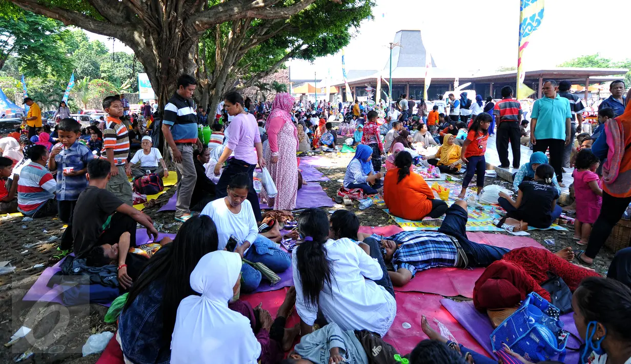 Sejumlah pengunjung beristirahat dibawah pepohonan di objek wisata TMII, Jakarta, Minggu (19/07/2015). Jumlah pengunjung hari ketiga Lebaran bertambah dari hari pertama Lebaran dan ditargetkan mencapai angka 300.000 pengunjung. (Liputan6.com/Yoppy Renato)