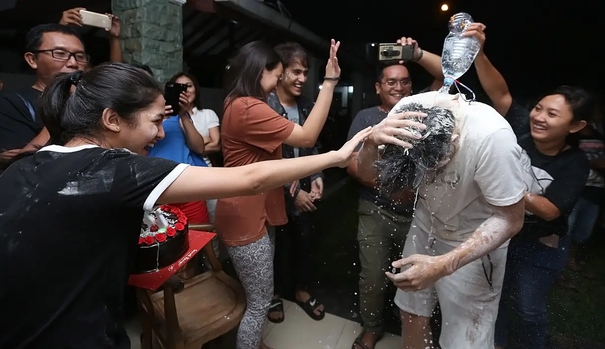 Tak sampai di situ, tiba-tiba datang seseorang dari belakang Rizky Nazar yang kemudian menyiramkan sebotol air di atas kepala Rizky. Sontak orang-orang yang berdiri di dekat Rizky langsung menghindar. (Bambang E.Ros/Bintang.com)