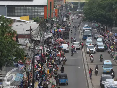 Kesemrawutan yang terjadi di kawasan Tanah Abang, Jakarta. Rabu (4/1). Meskipun baru ditertibkan di pagi hari, namun kurangnya pengawasan menyebabkan PKL kembali berjualan di trotoar tersebut dan menimbulkan kesemrawutan. (Liputan6.com/Immanuel Antonius)
