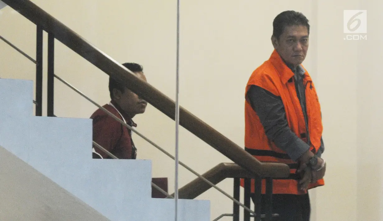 Hakim PN Jakarta Selatan Irwan (kanan) saat akan menjalani pemeriksaan KPK di Gedung KPK, Jakarta, Selasa(22/1). Irwan diperiksa sebagai tersangka terkait dugaan menerima suap penanganan perkara perdata di PN Jakarta Selatan. (Merdeka.com/Dwi Narwoko)