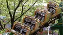 Para biksu cilik menaiki roller coaster saat mengunjungi taman hiburan Everland di Yongin, Korea Selatan, Kamis (2/5). Kunjungan ini merupakan bagian dari program pelatihan mereka saat belajar agama Buddha. (AP Photo/Lee Jin-man)