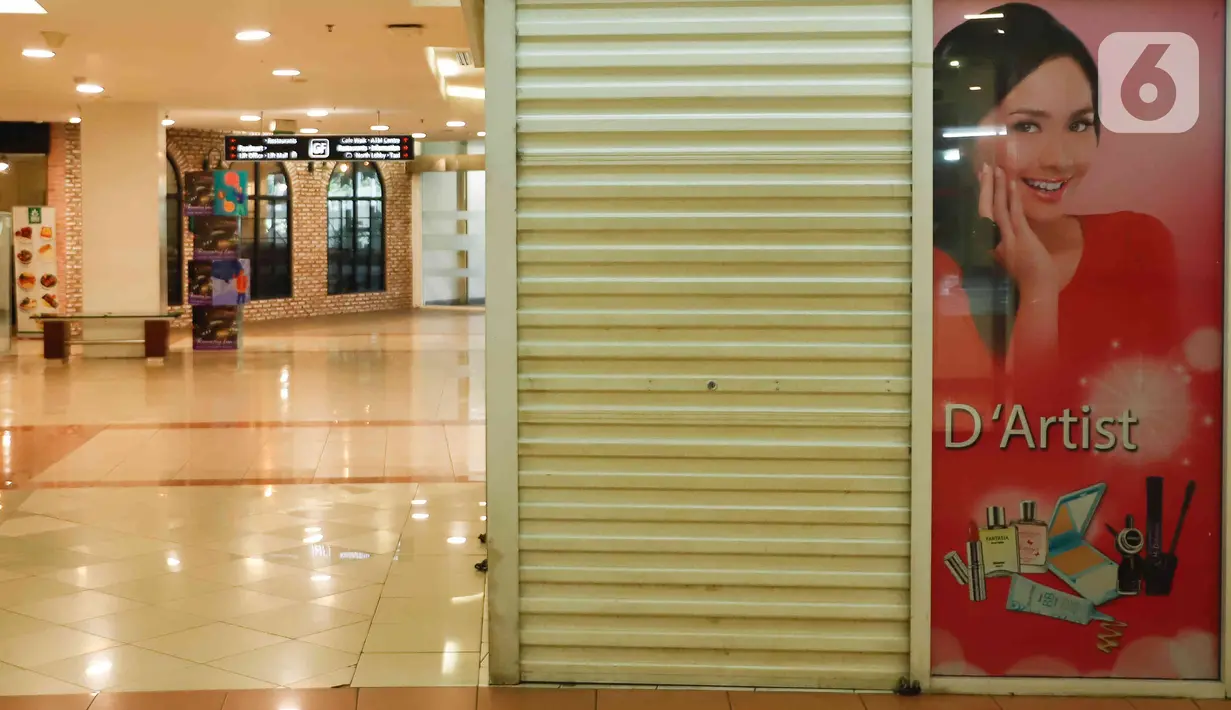 Kondisi salah satu oko yang tutup di Plaza Semanggi, Jakarta, Senin (13/6/2022). Plaza Semanggi yang merupakan salah satu pusat perbelanjaan legendaris di DKI Jakarta dan sempat menjadi tempat nongkrong favorit kaum muda-mudi ini tampak sepi seolah tak berpenghuni. (Liputan6.com/Heman Zakharia)