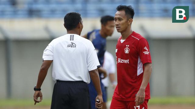 FOTO: Perebutan Posisi Dua Besar di Grup C Piala Menpora 2021 Bikin Emosi Pemain dan Official Tim Memuncak