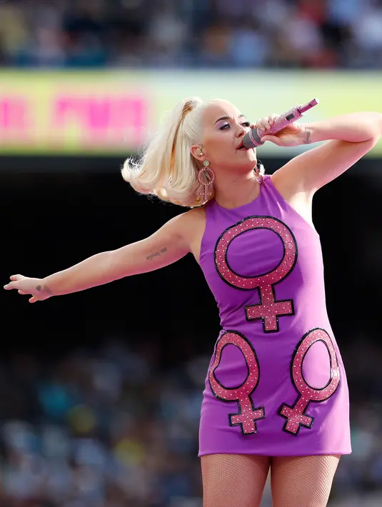 Penyanyi Katy Perry tampil sebelum dimulainya pertandingan kriket Piala Dunia T20 Perempuan ICC 2020 di Melbourne, Minggu (8/3/2020). Tunangan Orlando Bloom tersebut tampil secara langsung (live) di atas panggung untuk pertama kalinya sejak mengumumkan kehamilannya. (AP/Asanka Ratnayake)