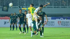 Kiper Persikabo 1973, Syahrul Trisna (tengah) berusaha menghalau bola yang mengarah ke pemain Persija Jakarta, Aji Kusuma pada laga pekan kedua BRI Liga 1 2023/2024 di Stadion Pakansari, Cibinong, Bogor, Minggu (9/7/2023). (Bola.com/M Iqbal Ichsan)