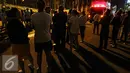 Kebakaran yang melanda Gedung Neo Soho menjadi tontonan warga, Jakarta Barat, Rabu (9/11). Gedung Neo Soho sempat terbakar hebat hampir di setiap lantainya. (Liputan6.com/Faizal Fanani)