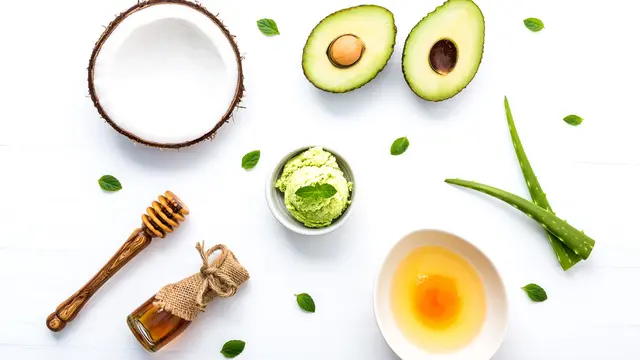 14 Cara Merawat Rambut Sehat untuk Si Pemilik Curly Hair agar Lembut dan Bebas Kusut