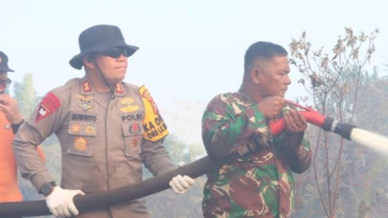 Heroik, Potret Kapolres di Riau Seberangi Sungai Hingga 'Belah Hutan' Demi Padamkan Kebakaran Lahan Sawit