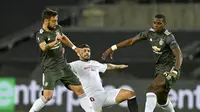 Gelandang Manchester United (MU) Bruno Fernandes dan Paul Pogba saat menghadapi Sevilla di semifinal Liga Europa 2019/20. (foto: AP Photo/Martin Meissner, Pool)