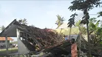 Bangunan SDN Cibeureum di Desa Buni Asih, Kecamatan Tegalbuleud, Kabupaten Sukabumi, Jawa Barat, yang ambruk pada Selasa dini hari, 31 Oktober 2017. (Foto: Istimewa/Liputan6.com/Mulvi Mohammad)