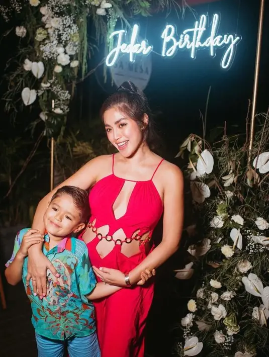 Dalam momen tersebut, artis yang kini tinggal di Bali itu merayakannya bersama sang suami, Vincent Verhaag dan anaknya El Barack. (Instagram/inijedar).