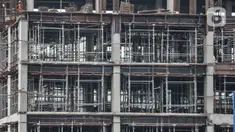 Pekerja saat menyelesaikan proyek pembangunan rumah susun sewa (Rusunawa) Ujung Menteng di Jalan Inspeksi KBT, Jakarta, Kamis (5/11/2020). Rusunawa untuk warga DKI berpenghasilan rendah itu direncanakan memiliki dua tower, terdiri atas 19 lantai dengan total 1.056 unit. (merdeka.com/Iqbal Nugroho)