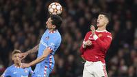 Penyerang Manchester United, Cristiano Ronaldo berebut bola udara dengan bek Atletico Madrid, Stefan Savic pada pertandingan leg kedua babak 16 besar Liga Champions di Old Trafford, Inggris, Rabu (16/3/2022). Atletico Madrid menang atas MU 1-0. (AP Photo/Dave Thompson)
