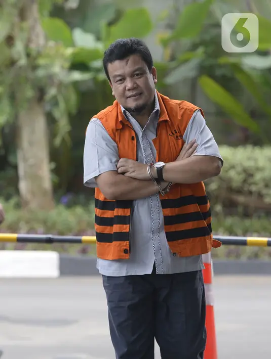 Mantan anggota DPRD Bandung periode 2009-2014, Tomtom Dabbul Qomar berjalan akan menjalani pemeriksaan lanjutan di Gedung KPK, Jakarta, Selasa (3/3/2020). Tomtom diperiksa terkait dugaan korupsi  pengadaan tanah untuk RTH di lingkungan Pemkot Bandung Tahun 2012-2013. (merdeka.com/Dwi Narwoko)