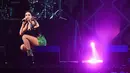 Aksi panggung penyanyi Dua Lipa saat menghibur penonton Q102 Jingle Ball 2018 di Wells Fargo Center di Philadelphia, Pennsylvania (5/12). (Mike Pont/Getty Images for iHeartMedia/AFP)