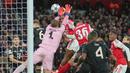 Pemain Arsenal, Jurrien Timber mencetak gol pembuka timnya ke gawang Bayern Munchen dalam laga Liga Champions 2025/2026 di Emirates Stadium, London, Rabu (26/11/2025) waktu setempat. (AP Photo/Kin Cheung)