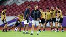 <p>Asisten pelatih Timnas Indonesia, Alex Pastoor, dalam latihan resmi menjelang laga putaran ketiga Grup C Kualifikasi Piala Dunia 2026 di Stadion Utama Gelora Bung Karno (SUGBK), Senayan, Jakarta, Senin (24/03/2025). (Bola.com/Bagaskara Lazuardi)</p>
