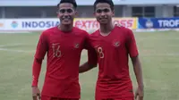 Dua pemain PSS saat membela Timnas Indonesia U-22 di Trofeo Hamengkubuwono X 2019, Sidik Saimima (kiri) dan Irkham Zahrul Mila. (Bola.com/Vincentius Atmaja)