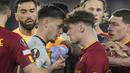 Pemain AS Roma, Nicola Zalewski (kanan) bersitegang dengan pemain Salzburg, Nicolas Capaldo dalam laga leg kedua play-off babak Liga Europa 2022/2023 yang berlangsung Olimpico Stadium, Jumat (24/2/2023). (AP Photo/Alessandra Tarantino)