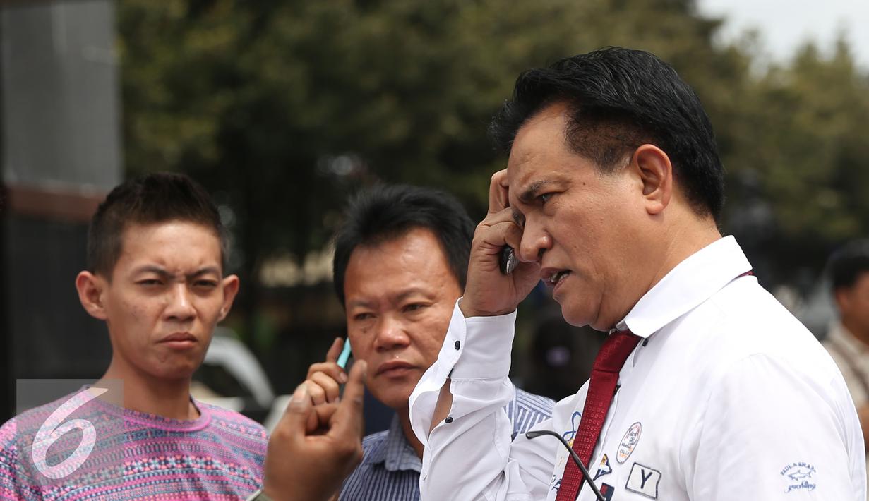 Kuasa hukum Rachmawati Soekarnoputri, Yusril Ihza Mahendra (kanan) menjawab pertanyaan wartawan terkait penangkapan sejumlah tokoh dalam kasus dugaan makar di Mako Brimob Kelapa Dua, Depok, Jawa Barat, Jumat (2/12). (Liputan6.com/Herman Zakharia)