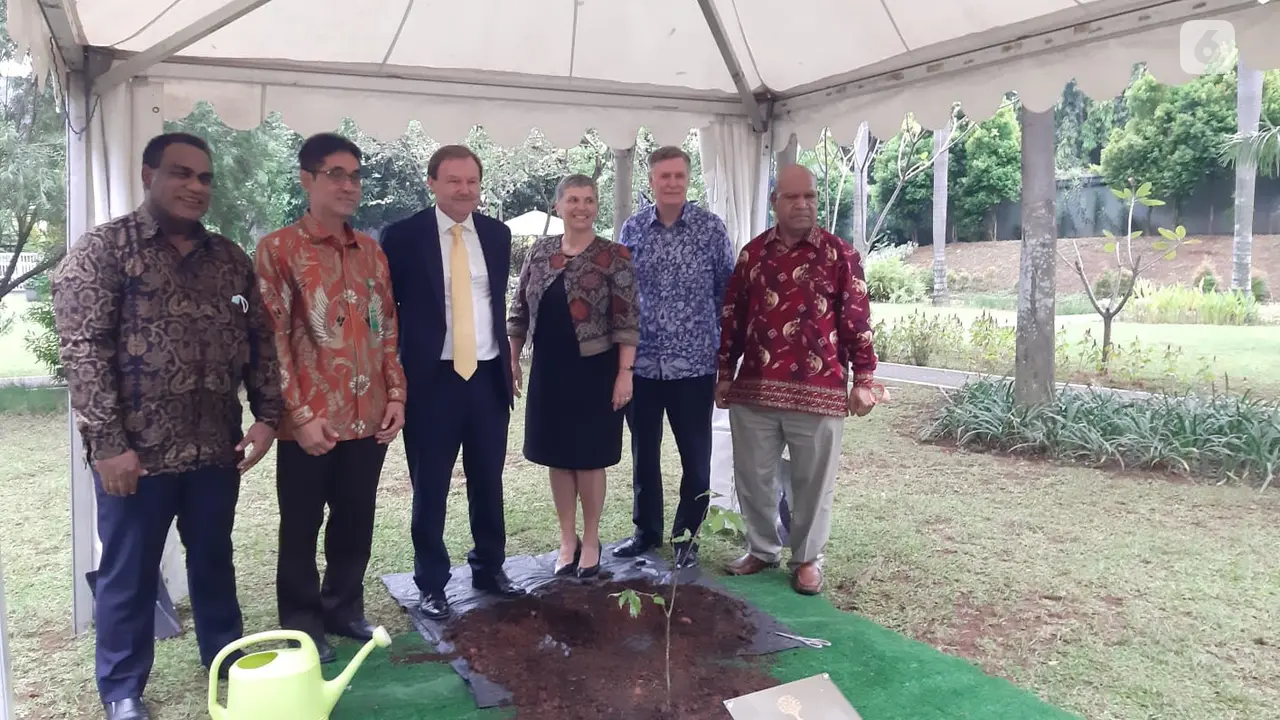 Wakil Dubes Inggris, Rob Fenn (tengah, dasi kuning), usai menanam pohon untuk memperingati 70 tahun kekuasaan Ratu Elizabeth II.