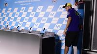 Pebalap Movistar Yamaha, Valentino Rossi, menghadiri jumpa pers jelang GP Aragon di Alcaniz, Aragon, Kamis (21/9/2017). Rossi dinyatakan lolos tes medis untuk mengikuti balapan MotoGP Aragon. (AFP/Javier Soriano)