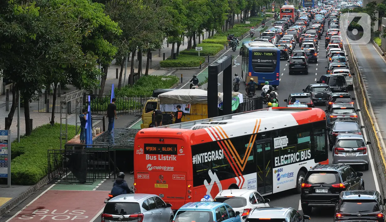 Ada 12 panggung hiburan dengan panggung utama di Bundaran HI yang disediakan Pemprov DKI Jakarta. (merdeka.com/Imam Buhori)