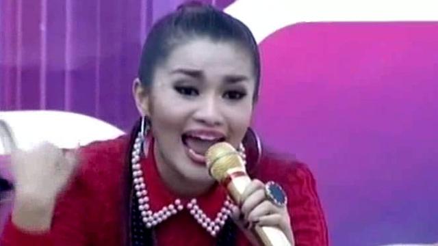 Fitri Carlina  membawakan lagu Anti Galau dalam acara Inbox SCTV (14/05/2014)