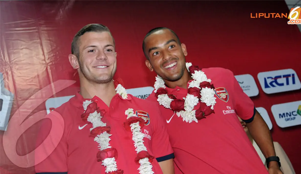 Jack Willshere dan Theo Walcott memberikan keterangan kepada media di Bandara Halim Perdanakusuma (Liputan6.com/Helmi Fithriansyah)