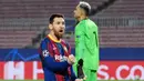 Striker Barcelona, Lionel Messi, melakukan selebrasi usai mencetak gol ke gawang Paris Saint-Germain (PSG) pada laga Liga Champions di Stadion Camp Nou, Rabu (17/2/2021). Barcelona takluk dengan skor 1-4. (AFP/Lluis Gene)