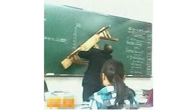6 Kelakuan Guru Matematika saat Mengajar Ini Bikin Senyum